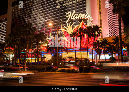 Las Vegas, Nevada, United States - 27 mai 2013 : Nuit exposition du néon au-dessus de l'entrée de l'hôtel et casino Flamingo. Banque D'Images