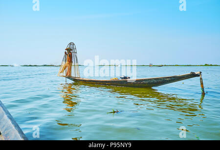 Lac Inle, Myanmar, 18 février 2018 : Ce qu'on appelle un pêcheur unijambiste avec filet conique traditionnelle démonstration technique de pêche Birman, populaires dans Banque D'Images