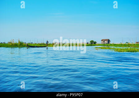 Expance d'Inle Lake avec vue sur des fermes flottantes et des maisons sur pilotis du village ethnie Intha, Myanmar. Banque D'Images