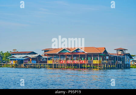 Lac Inle, MYANMAR - février 18, 2018 : Le site touristique en maison sur pilotis en bois de l'ethnie Intha village - la destination touristique populaire sur le lac, o Banque D'Images