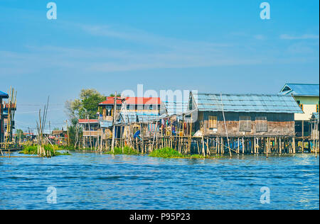 Logement ancien de lakeside village ethnie Intha, debout sur des pilotis de bois et d'attirer les touristes avec une architecture intéressante, des excursions en bateau et des handicraf Banque D'Images