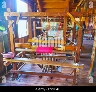 INPAWKHON, MYANMAR - février 18, 2018 : l'ancien part à tisser avec pièce textile inachevé en atelier de tissage à la main, le 18 février à Inpawkhon. Banque D'Images