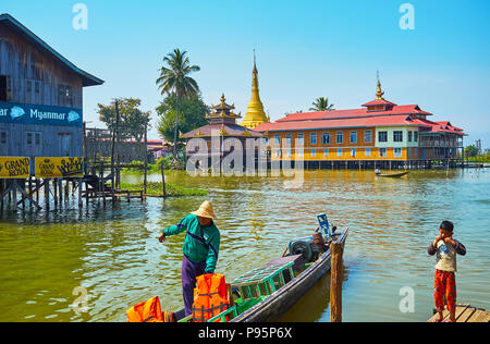 YWAMA, MYANMAR - février 18, 2018 : l'ancien temple bouddhiste de maisons dans les bâtiments sur pilotis sur le lac Inle, le 18 février à Ywama. Banque D'Images