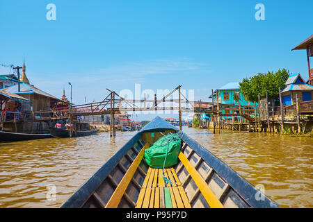 YWAMA, MYANMAR - février 18, 2018 : La rue du village, avec de petites maisons d'habitation, des boutiques de souvenirs, restaurants touristiques, pagodes et timbe médiévale Banque D'Images