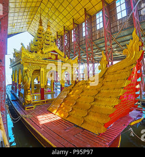 Lac Inle, MYANMAR - février 18, 2018 : l'arrière de la voile (Karaweik Royal Festive) de la Pagode Hpaung Daw U, Ywama village, le 18 février à l'INL. Banque D'Images