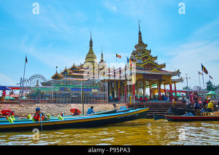 YWAMA, MYANMAR - février 18, 2018 : l'kayaks à côté de la porte centrale de la Pagode Hpaung Daw U complexe sur le lac Inle, le 18 février à Ywama. Banque D'Images