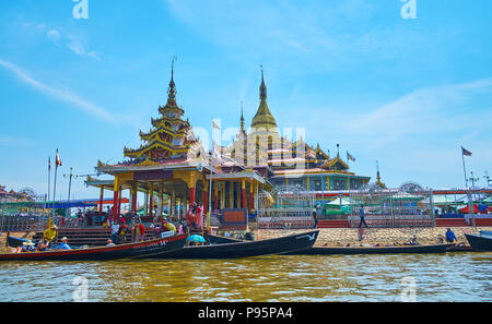 YWAMA, MYANMAR - février 18, 2018 : l'architecture de la Pagode Hpaung Daw U complexe avec une vue sur la porte principale et de culte du lac Inle, sur Febr Banque D'Images