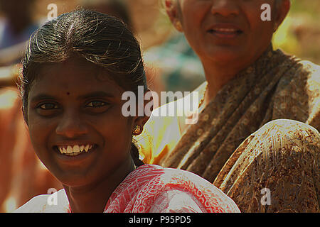 Happy smiling indian village femmes assis à une rizière Banque D'Images