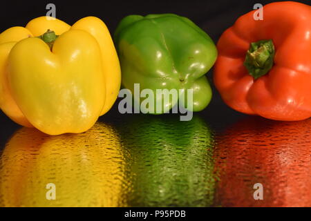 Jaune, Vert et de poivron rouge sur fond noir. Banque D'Images