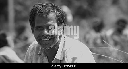 De man portrait sur les terres agricoles.tourné en noir et blanc Banque D'Images