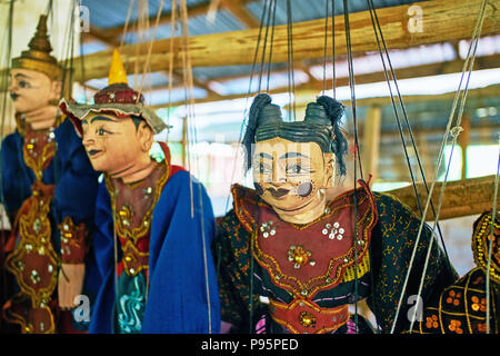 La vue rapprochée de marionnettes traditionnelles des nats (esprits), fait de textile, papier mâché, perles et lurex dans marché artisanal de Inn Thein (I Banque D'Images