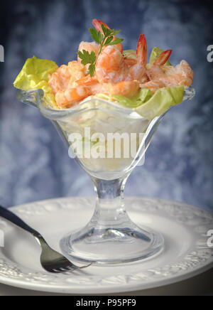 Un cocktail de crevettes en sauce rose avec salade Banque D'Images