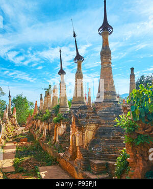 Le vieux stupas bouddhistes historiques de Nyaung Ohak de complexes touristiques et de pèlerinage célèbre - site sur le lac Inle, Myanmar. Banque D'Images