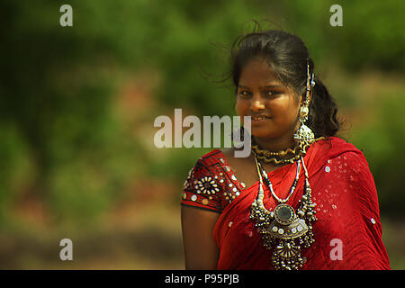 Jeune fille pose à l'extérieur de son village tribal de l'Inde. Banque D'Images