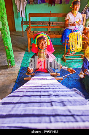 Lac Inle, Myanmar, 18 février 2018 : les femmes de la tribu Padaung Kayan à la main en atelier textile, célèbre pour ses superbes écharpes en coton w Banque D'Images