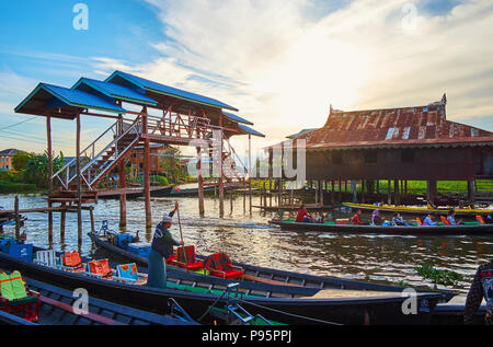 YWAMA, MYANMAR - février 18, 2018 : Kayaks en quai adjacent au monastère de Nga Phe Chaung jumping cats sur le lac Inle, le 18 février à Ywama. Banque D'Images