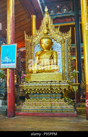 YWAMA, MYANMAR - février 18, 2018 : l'image de Bouddha sculptée avec des motifs complexes en salle de prière de l'ancien monastère de Nga Phe Chaung jumping cats sur Banque D'Images