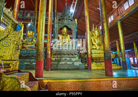 YWAMA, MYANMAR - février 18, 2018 : La ligne d'images de Bouddha parmi les piliers de bois dans la région de Nga Phe Chaung Monastère de sauter les chats, le 18 février en Y Banque D'Images