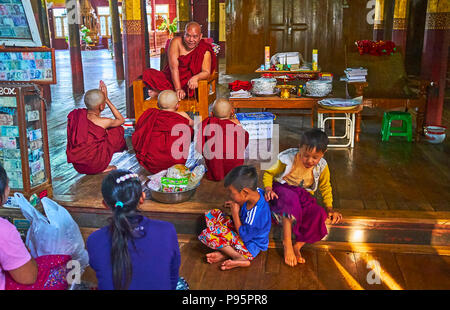 YWAMA, MYANMAR - février 18, 2018 : Le moine Bhikkhu prêche dans Nga Phe Chaung Monastère de sauter les chats, le 18 février à Ywama. Banque D'Images