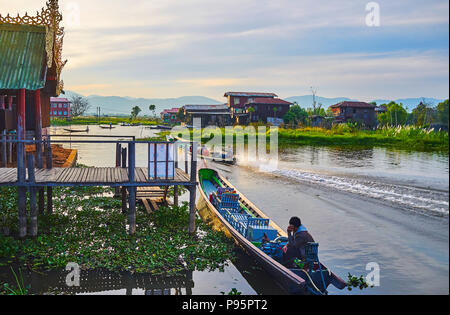 Admirez le coucher de soleil depuis le porche de l'ancien monastère sur pilotis sur le lac Inle, Myanmar, Ywama. Banque D'Images