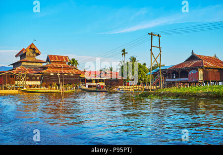 YWAMA, MYANMAR - février 18, 2018 : La vue sur le Monastère de Nga Phe Chaung jumping cats, entouré par les eaux bleues du lac Inle, le 18 février à Yw Banque D'Images