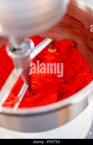 Étape par étape. Mixer la pâte pour rouge blanc et bleu pinwheel cookies. Banque D'Images