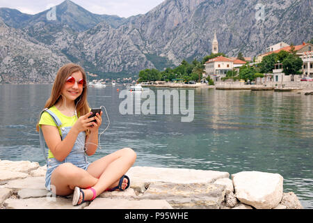 Teenage girl with smart phone en vacances Banque D'Images