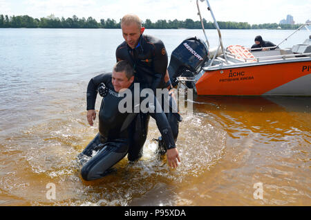 Montrant des sauveteurs bonne manière de tenir une noyade à la surface de l'eau. Le 12 juin 2018. Kiev, Ukraine Banque D'Images
