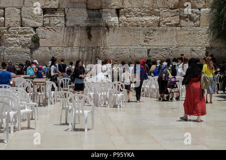 Les femmes priaient à la section des femmes du Mur occidental dans la vieille ville de Jérusalem, Israël Banque D'Images