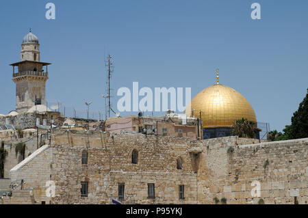 Le célèbre Dôme du Rocher et Bab al-Silsila Minaret se dorant dans le soleil de l'après-midi - Jérusalem, Israël Banque D'Images