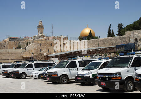 Forte présence policière autour des lieux saints en Israël. Photo Mur Occidental à Jérusalem et le dôme du Rocher à l'arrière-plan. Banque D'Images