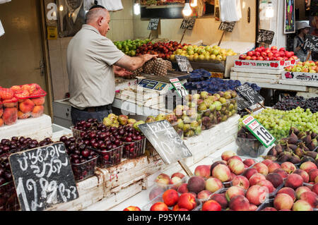 Vendeur de fruits juif au marché Mahane Yehuda à Jérusalem, Israël Banque D'Images