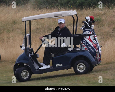 Le président américain, Donald Trump conduit une voiturette de golf sur son terrain de golf à l'Atout Turnberry Resort Ayrshire du Sud, où lui et sa femme Melania, passé le week-end dans le cadre de leur visite au Royaume-Uni avant de partir pour la Finlande où il rencontrera le chef russe Vladimir Poutine pour des entretiens lundi. Banque D'Images