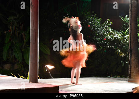 Polynésie française la danse hula effet déplacer la nuit Banque D'Images