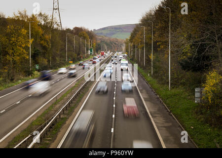 Voyage cartes sur l'A470 chaussée double à la voile, Pontypridd, avec vitesse d'obturation lente permet d'estomper la motion de trafic Banque D'Images