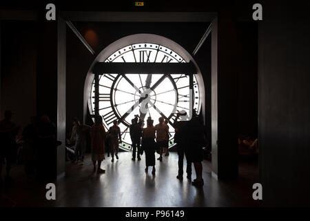 Les visiteurs qui cherchent à travers l'horloge du Musée d'Orsay à Paris, France Banque D'Images