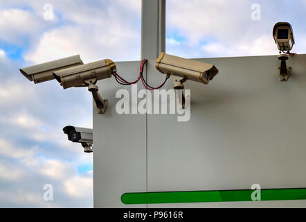 Des caméras de sécurité sur mur blanc libre Banque D'Images