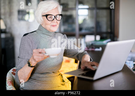 Femme âgée at cafe Banque D'Images
