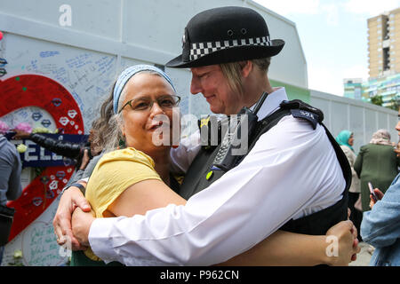 Les membres de la famille de déposer des couronnes, des fleurs et de l'éclairage de bougies à la base de la tour de Grenfell en dehors du centre de loisirs de Kensington. Avec : Atmosphère, voir Où : London, Royaume-Uni Quand : 14 Juin 2018 Crédit : Dinendra Haria/WENN Banque D'Images