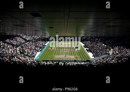 Jack Draper sert au jour 13 de l'de Wimbledon à l'All England Lawn Tennis et croquet Club, Wimbledon. Banque D'Images