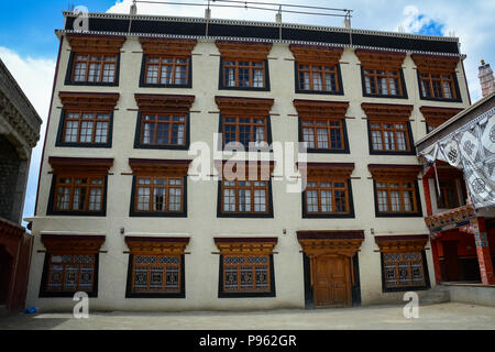 Leh, Inde - Jul 15, 2015. Ancient temple tibétain sur le sommet de la montagne à Leh, Inde. Banque D'Images