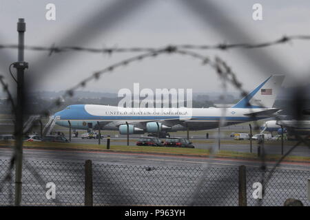 Air Force 1 sur le tarmac à l'aéroport de Prestwick à dans l'Ayrshire. Le président américain, Donald Trump et son épouse Melania sortent de l'aéroport après avoir passé le week-end à l'Atout Turnberry Resort, à destination de la Finlande, où le président américain s'entretiendra avec le chef russe Vladimir Poutine à Helsinki, après avoir rencontré Theresa mai et la reine dans une grande tournée qui a eu lieu au milieu des protestations de masse contre sa politique à travers le Royaume-Uni. Banque D'Images