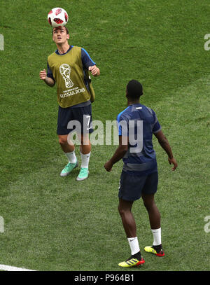 Antoine Griezmann de la France (à gauche) et Paul Pogba préchauffage avant la finale de la Coupe du Monde de la FIFA au stade Luzhniki de Moscou. Banque D'Images