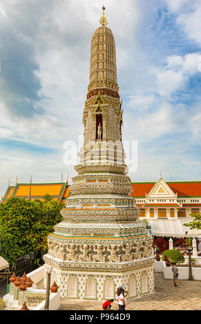 Bangkok, Thaïlande - 24 nov., 2017 : les touristes visitant Wat Arun Ratchawaram. Ratchaworamawihan C'est Monumental temple bouddhiste avec une valeur iconique, joliment Banque D'Images