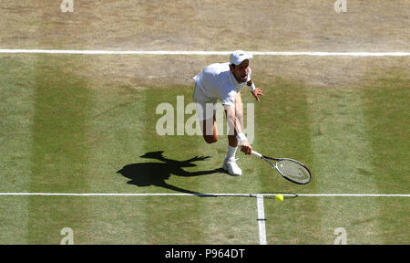 Novak Djokovic en action le treize jour des championnats de Wimbledon au All England Lawn tennis and Croquet Club, Wimbledon. APPUYEZ SUR ASSOCIATION photo. Date de la photo: Dimanche 15 juillet 2018. Voir PA Story TENNIS Wimbledon. Le crédit photo devrait se lire: Daniel Leal-Olivas/PA Wire. Banque D'Images