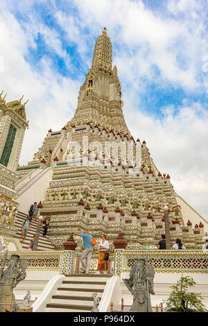 Bangkok, Thaïlande - 24 nov., 2017 : les touristes visitant Wat Arun Ratchawaram. C'est temple bouddhiste avec un sol carrelé, joliment prang central est localiser Banque D'Images