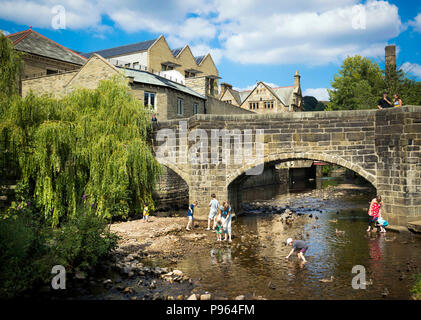 Les gens pagayer dans Hebden Beck à Hebden Bridge, West Yorkshire, en tant que temps chaud continue à travers le Royaume-Uni. Banque D'Images