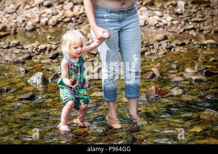 Maisie Marsh paddling in Hebden Beck à Hebden Bridge, West Yorkshire, en tant que temps chaud continue à travers le Royaume-Uni. Banque D'Images