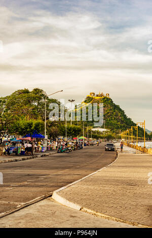 Prachuap Khiri Khan, Thailand - Nov 27, 20176 : Promenade à la mer et à l'arrière-plan sur le temple haut de Khao Chong Krachok colline appelée monkey h Banque D'Images