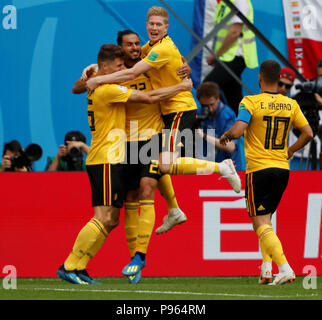 SAINT PETERSBURG, Russie - le 14 juillet : Thomas Meunier (L) de la Belgique célèbre son but avec Nacer Chadli (2L) et Kevin De Bruyne durant la Coupe du Monde FIFA 2018 Russie 3ème place match éliminatoire entre la Belgique et l'Angleterre à Saint Petersbourg Stadium le 14 juillet 2018 à Saint-Pétersbourg, en Russie. (MB) Banque D'Images